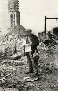 16635 Afbeelding van de stadsomroeper van Rhenen, temidden van de verwoeste bebouwing door de beschietingen van 11-13 ...